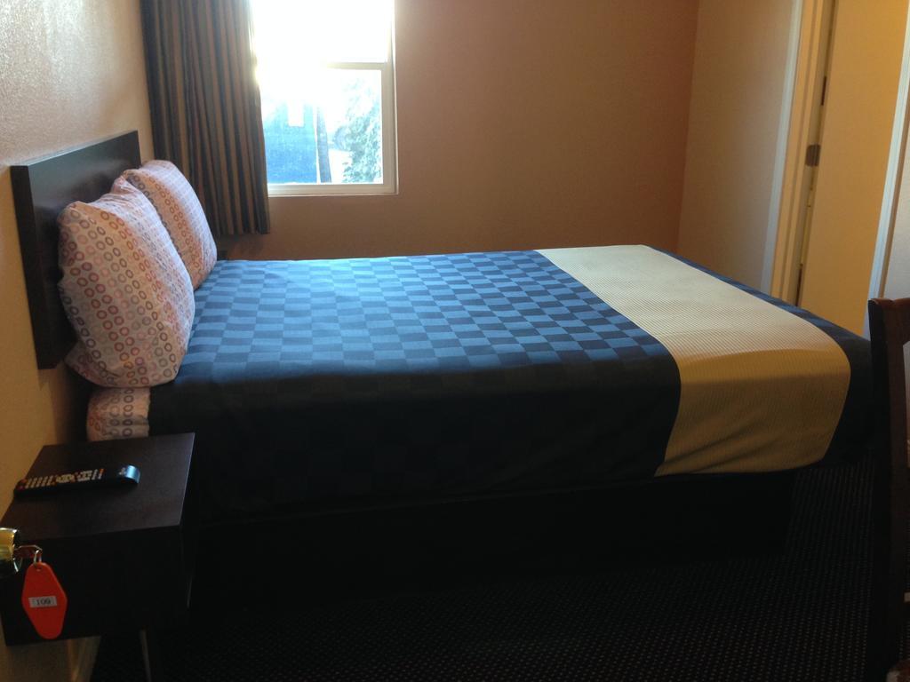 Tropicana Motel Compton Room photo